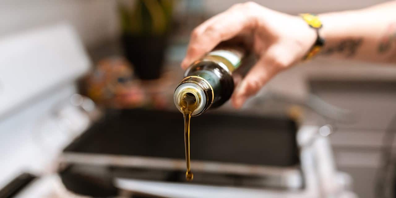 pexels-rdne-5737246 decoupe Quelle est la réglementation sur l'huile de friture en restauration